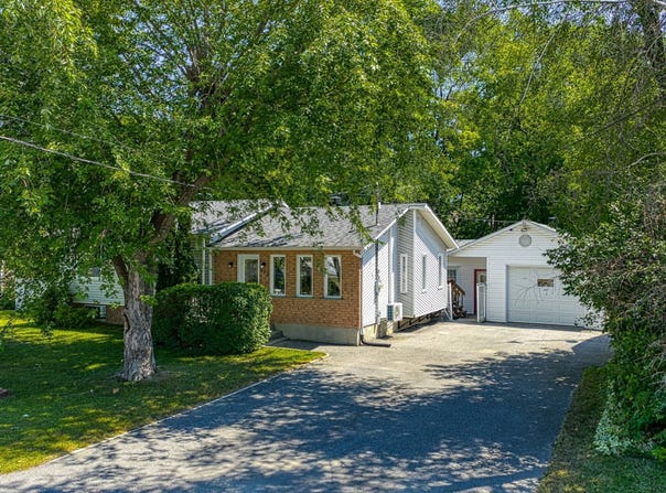 213 Rue Samson, Terrebonne (Lachenaie), QC J6W 5W8