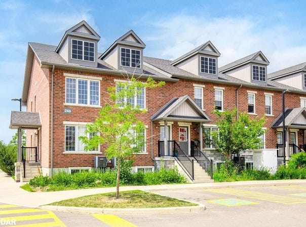 246 Penetanguishene Rd 6, Barrie, ON L4M 7C2