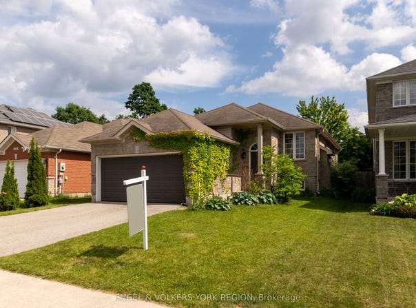 125 Sovereign's Gate, Barrie, ON L4N 0Y9