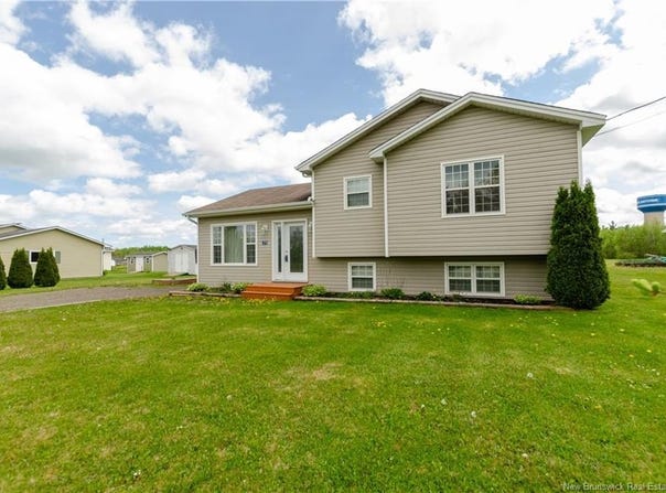25 Clement Avenue, Saint-Antoine, NB E4V 1E2