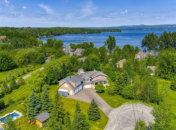 4 Rue Alarie, Lac-Brome, QC J0E 1V0