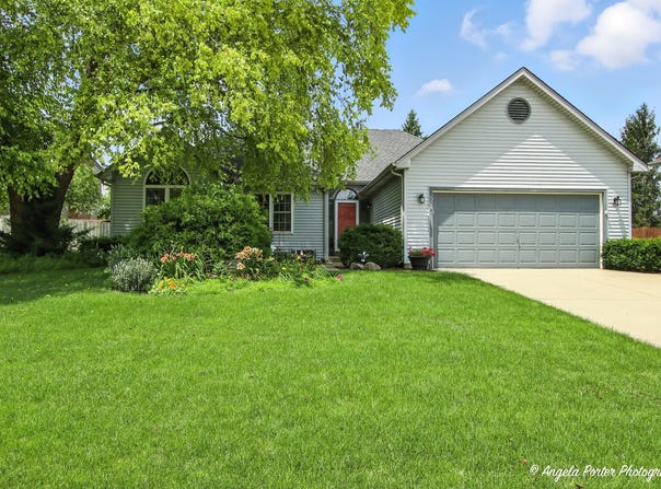305 S Carriage Trail, McHenry, IL 60050