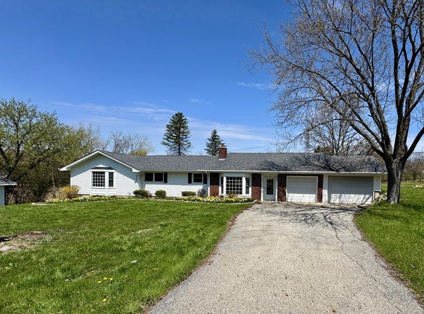 2301 Greenbriar Lane, Lindenhurst, IL 60046