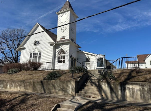 307 E 6th St, Mound City, MO 64470