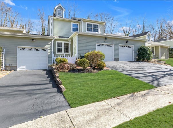 14 Victorian Court, Huntington, NY 11743