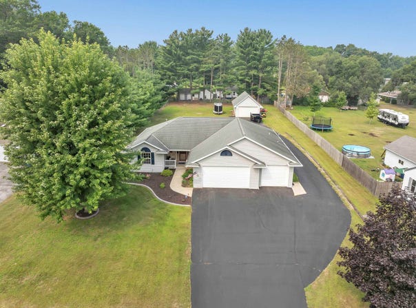 3167 LAKEVIEW Drive, SUAMICO, WI 54173-8144