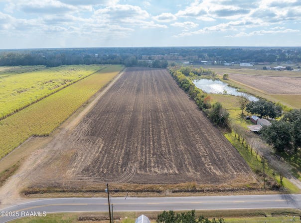 Ches Courville Road lot: Tract 2, Breaux Bridge, LA 70517