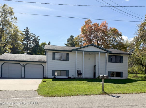 102 E Dill Drive, DeWitt, MI 48820