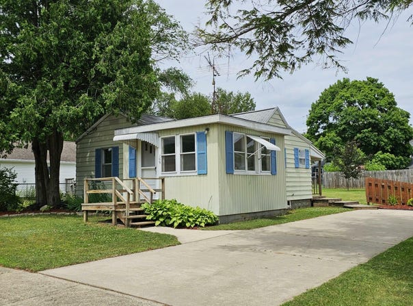 109 W WOODROW STREET, FREMONT, MI 49412