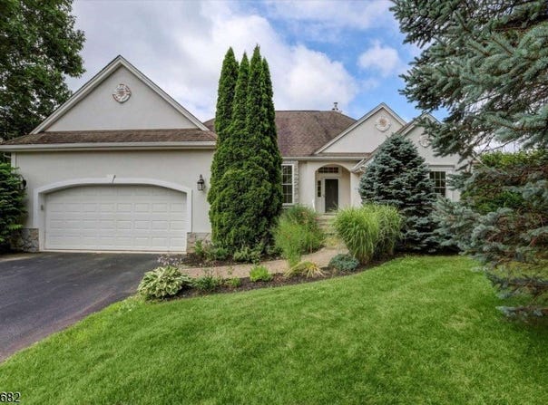 2 Post Oak Ct, Hardyston Twp., NJ 07419-1226