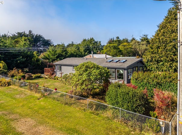 775 10TH St SE, Bandon, OR 97411