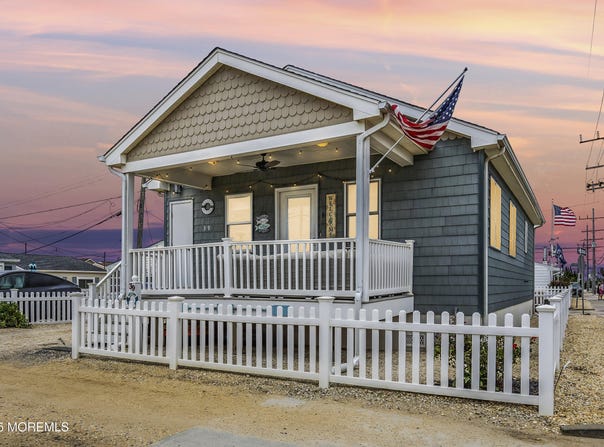 39 E Penguin Way, Lavallette, NJ 08735