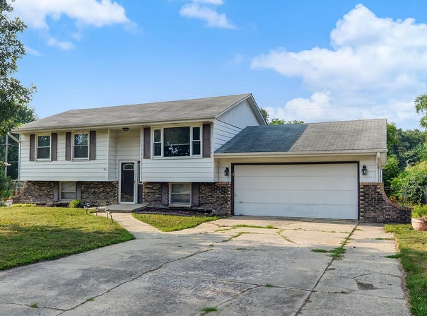 2910 Crowsnest Drive, Hobart, IN 46342