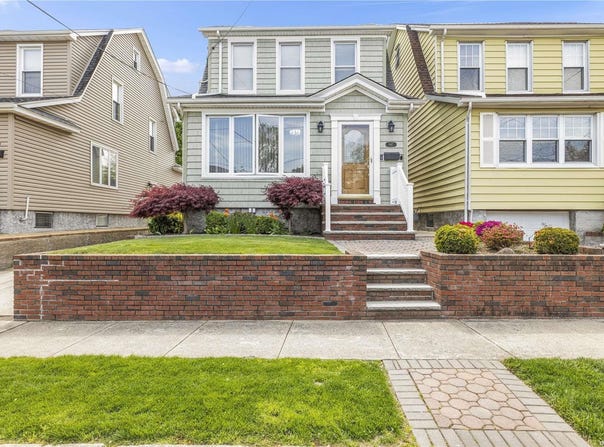 947 N 6th Street, New Hyde Park, NY 11040