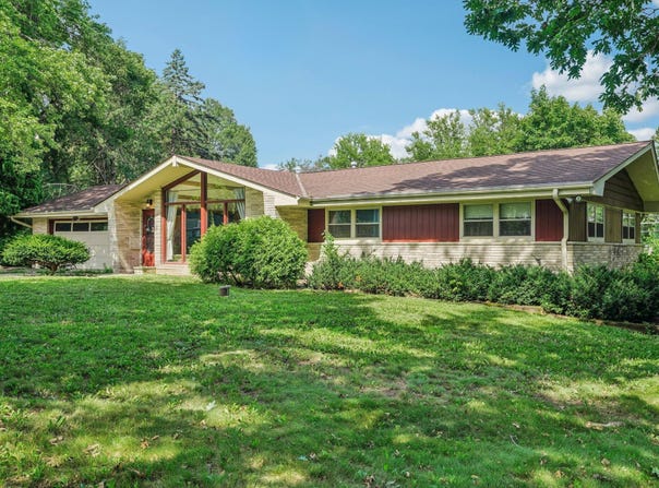 816 Maple Way, Waukesha, WI 53188