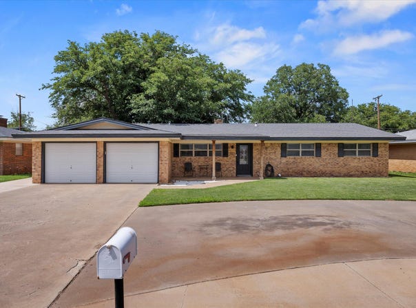 221 Redwood Lane, Levelland, TX 79336