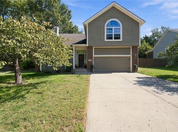 18207 Rollins Drive, Smithville, MO 64089