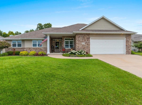 217 HIDDEN RIDGES Way, COMBINED LOCKS, WI 54113