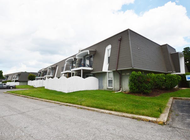 806 Lafontenay Ct, Louisville, KY 40223