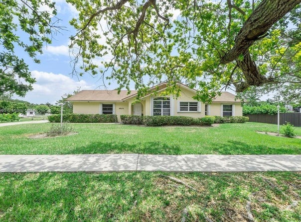18201 SW 87th Ave, Palmetto Bay, FL 33157