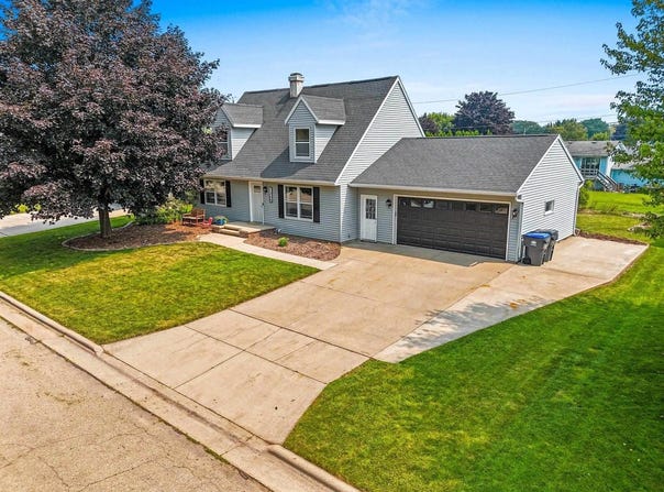 1366 Pinehurst Lane, Neenah, WI 54956