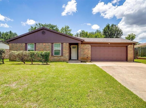 306 Hallmark Drive, Arlington, TX 76011