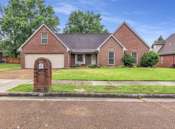 2957 VALLEY LAKE Dr, Bartlett, TN 38135