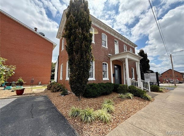 17 E Saint Joseph Street, Perryville, MO 63775