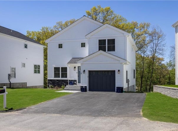 9 Stoneridge Road, Smithfield, RI 02917
