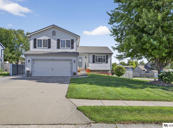 824 Clearwater Drive, Papillion, NE 68046