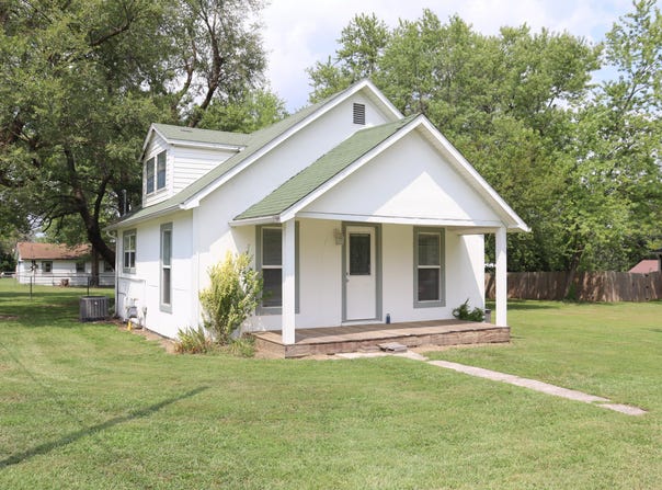603 E Summit Avenue, Seymour, MO 65746