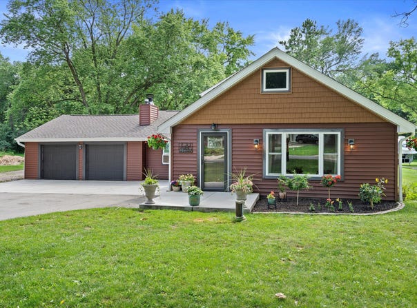 W378s5089 W Pretty Lake Rd, Dousman, WI 53118