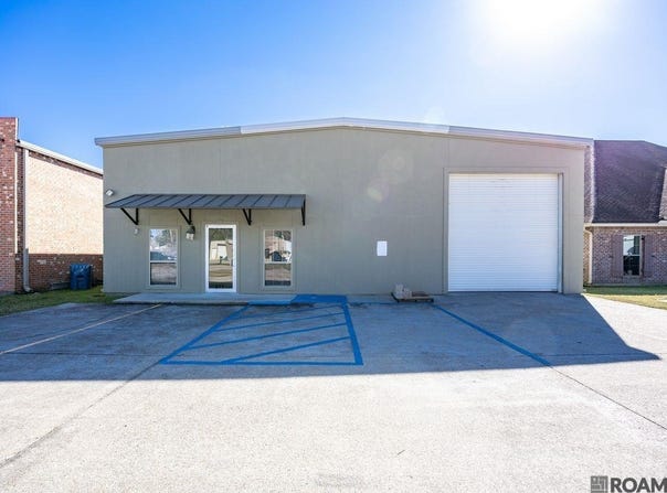 211 W Eastbank Ave, Gonzales, LA 70737