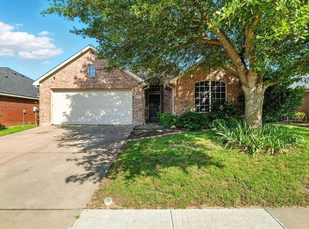 1015 Cutting Horse Drive, Mansfield, TX 76063