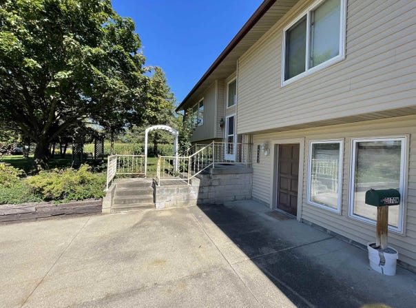 8593 S Clare Ave, Clare, MI 48617