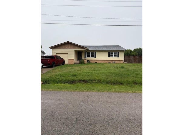 724 E 17th Street, Prague, OK 74864