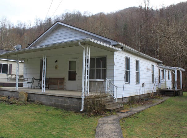 114 Leatherwood Road, Bergoo, WV 26298