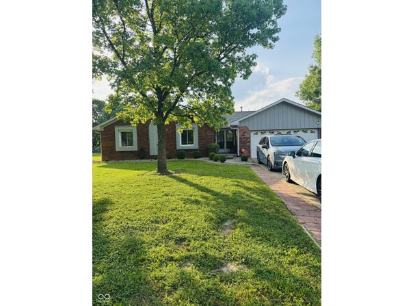 1050 Laguna Lane, Greenwood, IN 46143