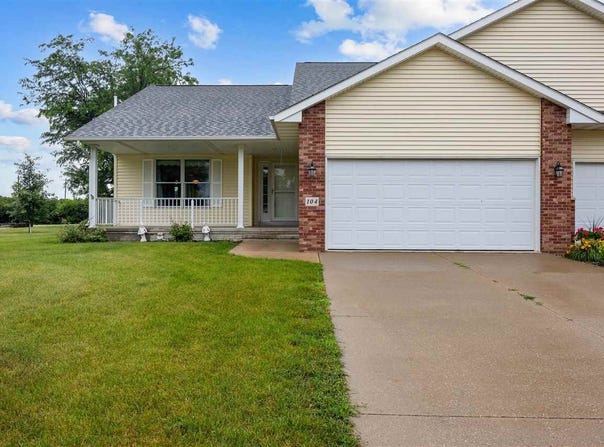 104 Country View Dr, Mechanicsville, IA 52306