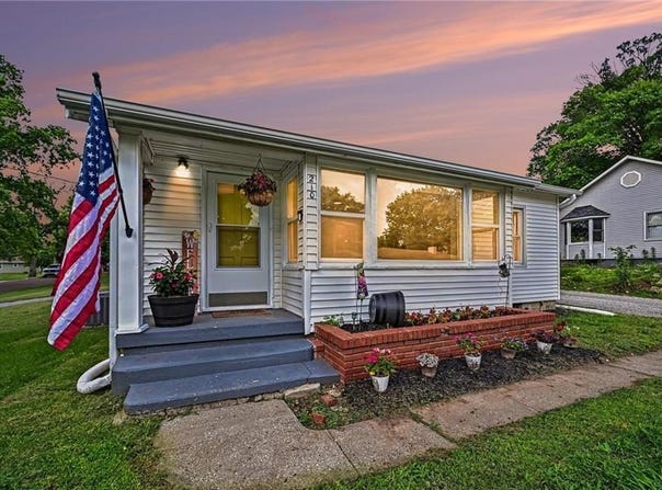 210 Dewey Avenue, Gower, MO 64454