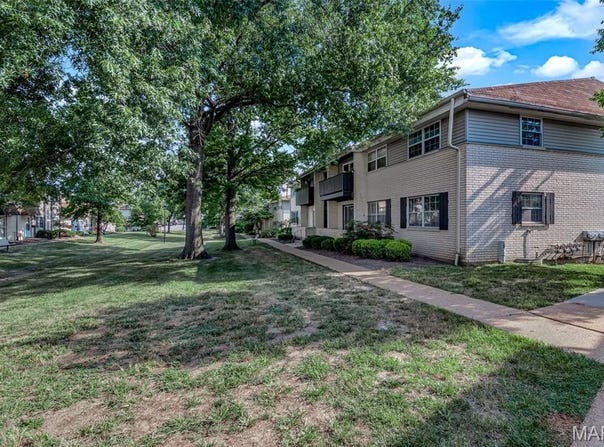 128 Shadalane Unit #A Walk, Ballwin, MO 63011