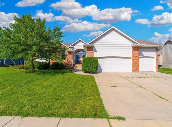 1421 N Lakeside Dr, Andover, KS 67002