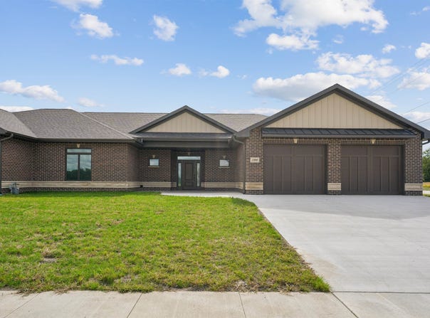 598 Lake Shore Dr., Dyersville, IA 52040