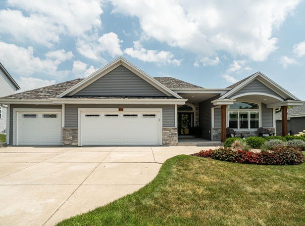 437 Chapel Hill Dr, Johnson Creek, WI 53038