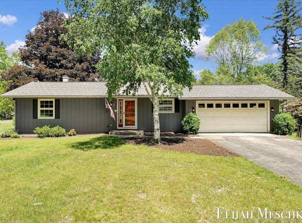 1239 103rd Avenue, Plainwell, MI 49080