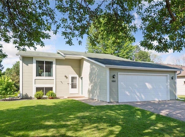 566 Kassel Lane, Chaska, MN 55318