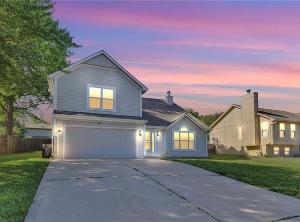 220 NE DREAMWEAVER Avenue, Lee's Summit, MO 64086