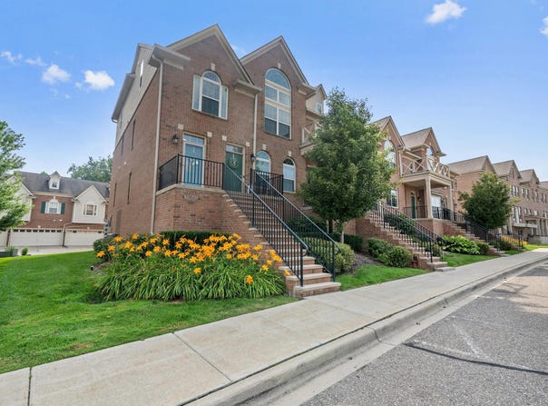 39665 Springwater Drive, Northville, MI 48168