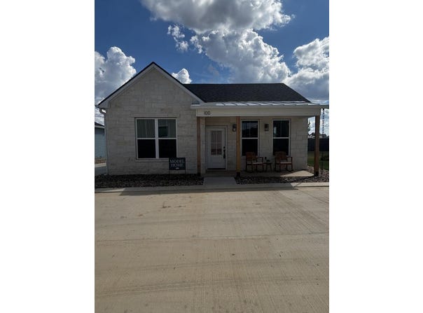 802 S Creek St, Fredericksburg, TX 78624