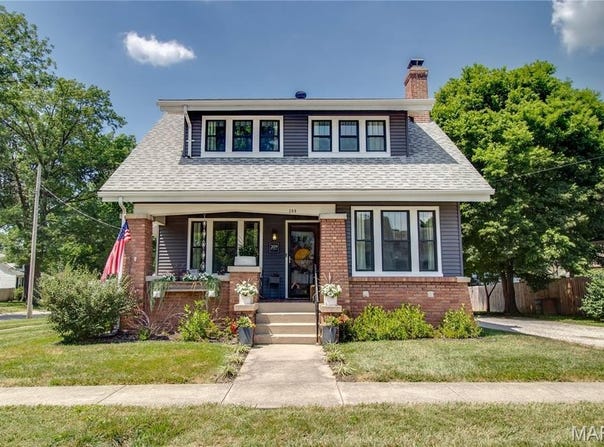209 W Spruce Street, Jerseyville, IL 62052